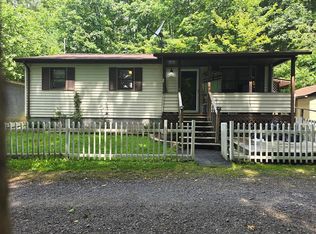 115 White Oak Jct, Mount Hope, WV 25880
