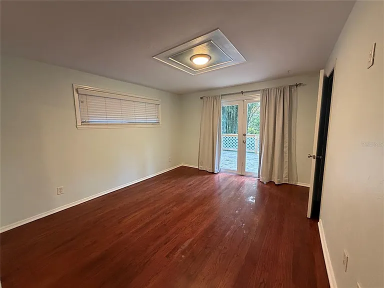 701 SW 28th St — Photo 8