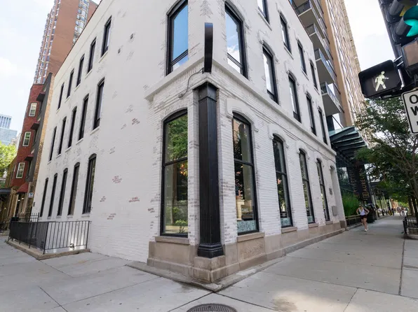 77 W Chestnut St #3B, Chicago, IL 60610