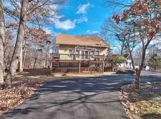 180 Hummingbird Trl, Bushkill, PA 18324