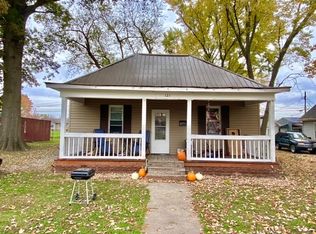 121 Short St, Flora, IL 62839