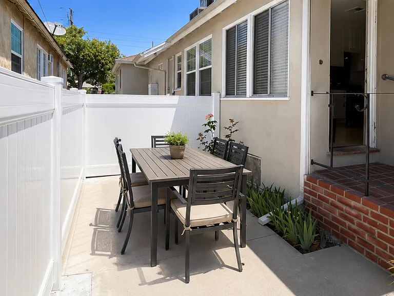 1214 W Victory Blvd — Photo 7