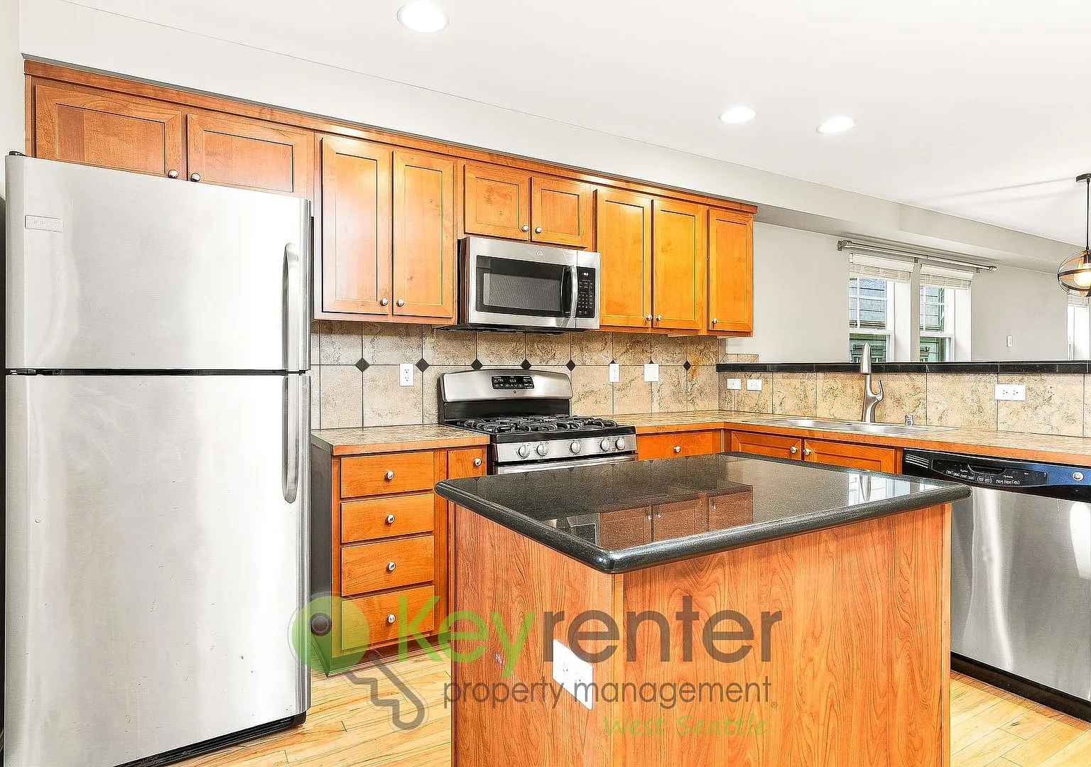 Elegant Three Bedroom Home with Office and Balcony — Photo 2