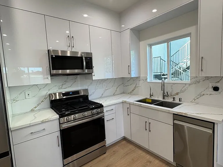 2100 N Pass Ave #100 — Photo 4