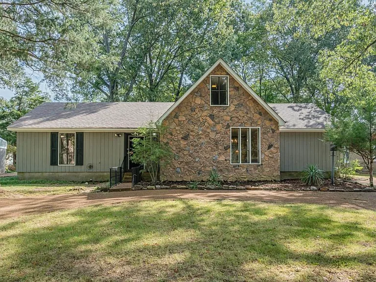 2278 Howard Rd — Photo 1