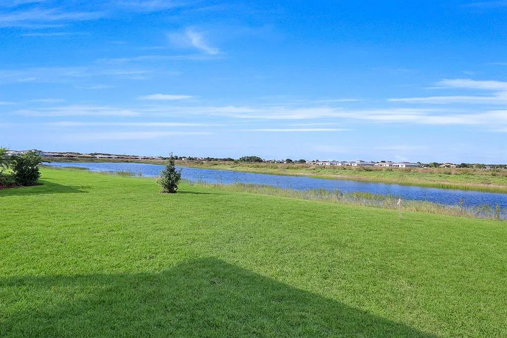 4 bed, 2.0 bath, 2112 sqft, $2,400 — Photo 3