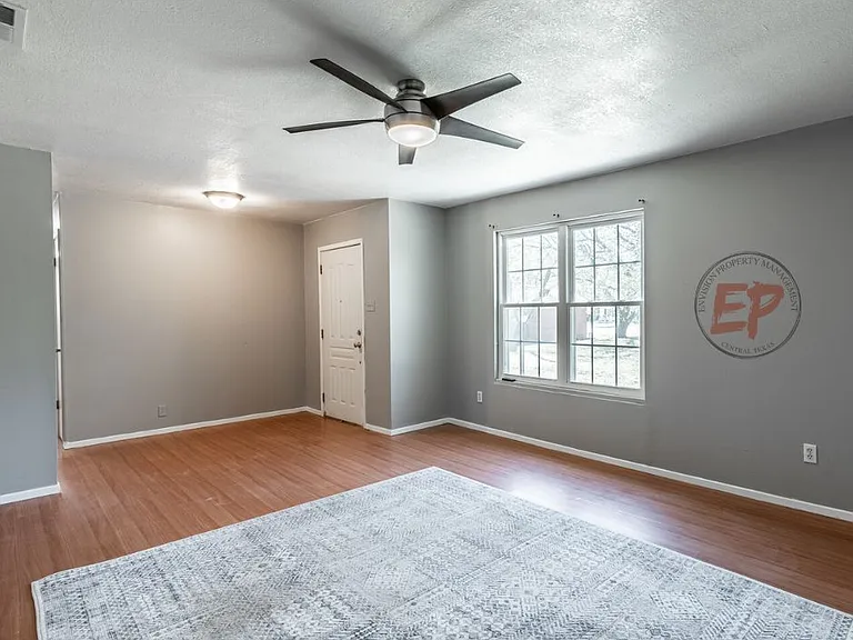 910 N Magnolia Ave — Photo 4
