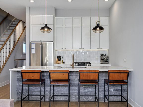 4th image of 2705 N Hamlin Ave #3