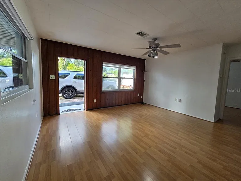7216 James St — Photo 7