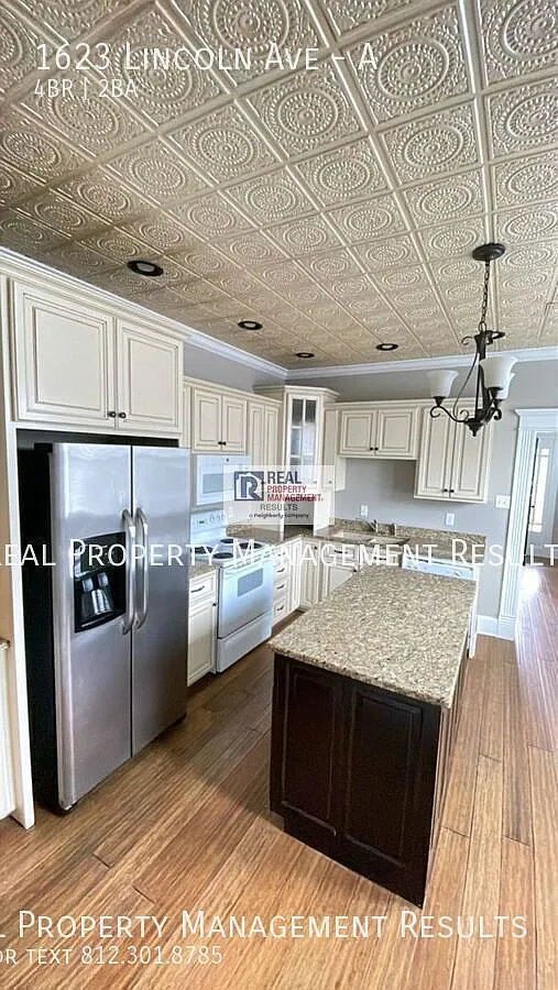 Charming 4 Bedroom Duplex Near University of Evansville — Photo 3
