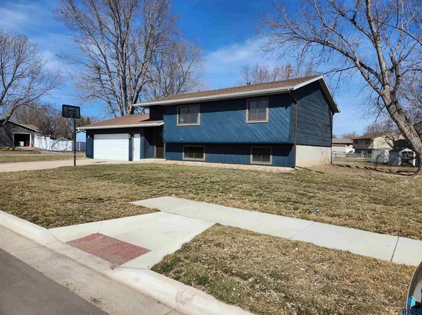 1500 E Rushmore Dr, Brandon, SD 57005