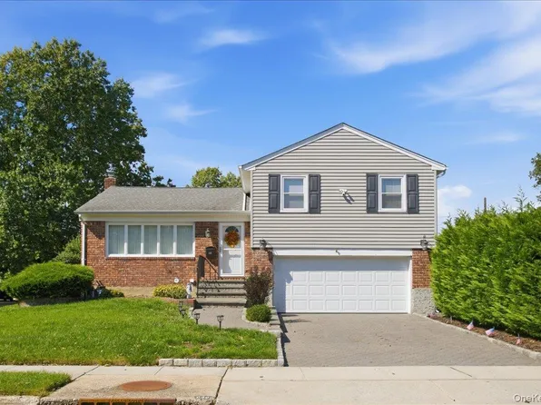 840 Carolyn Court, Seaford, NY 11783