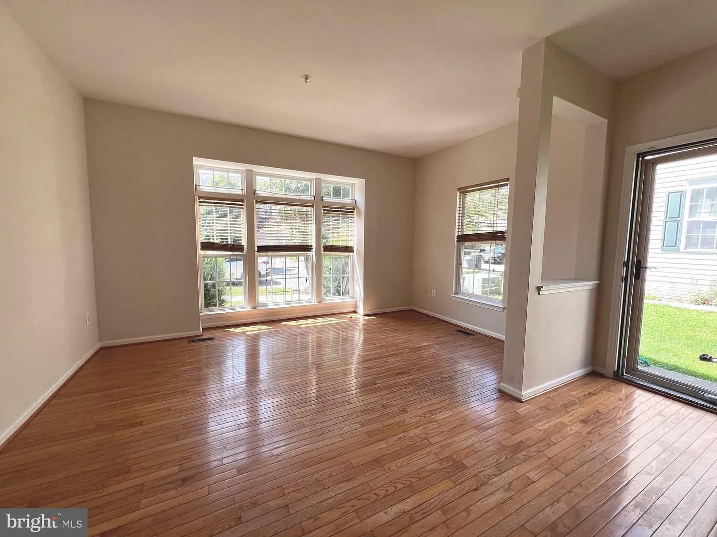 Beautiful End of Group 3bd 2/2bth Townhome with attached 1 Car Garage in Owings MIlls New Town — Photo 4