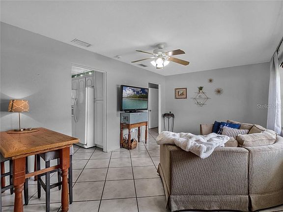 4th image of 542 Poincianna Dr