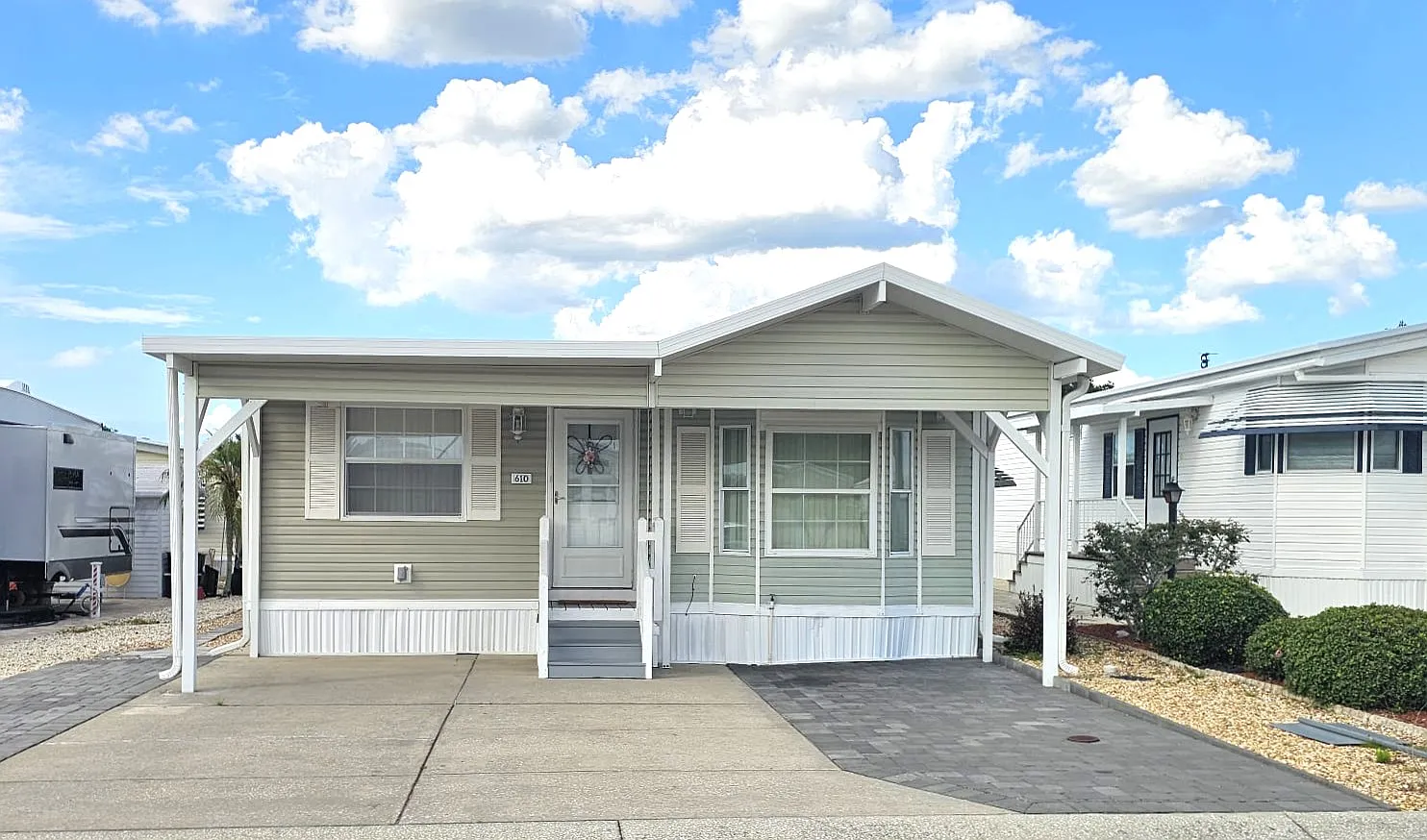 2 bed, 1.5 bath, 880 sqft, $1,300 — Photo 1