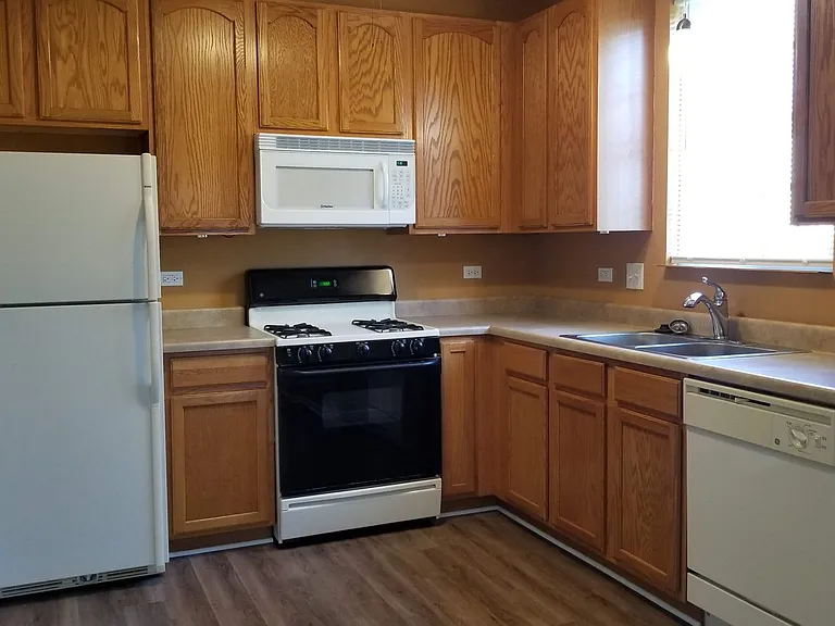1126 Clover Dr — Photo 6