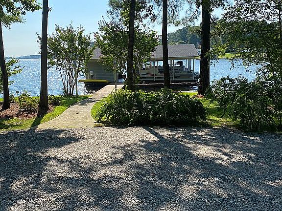 3rd image of 51 Holly Hill Ct