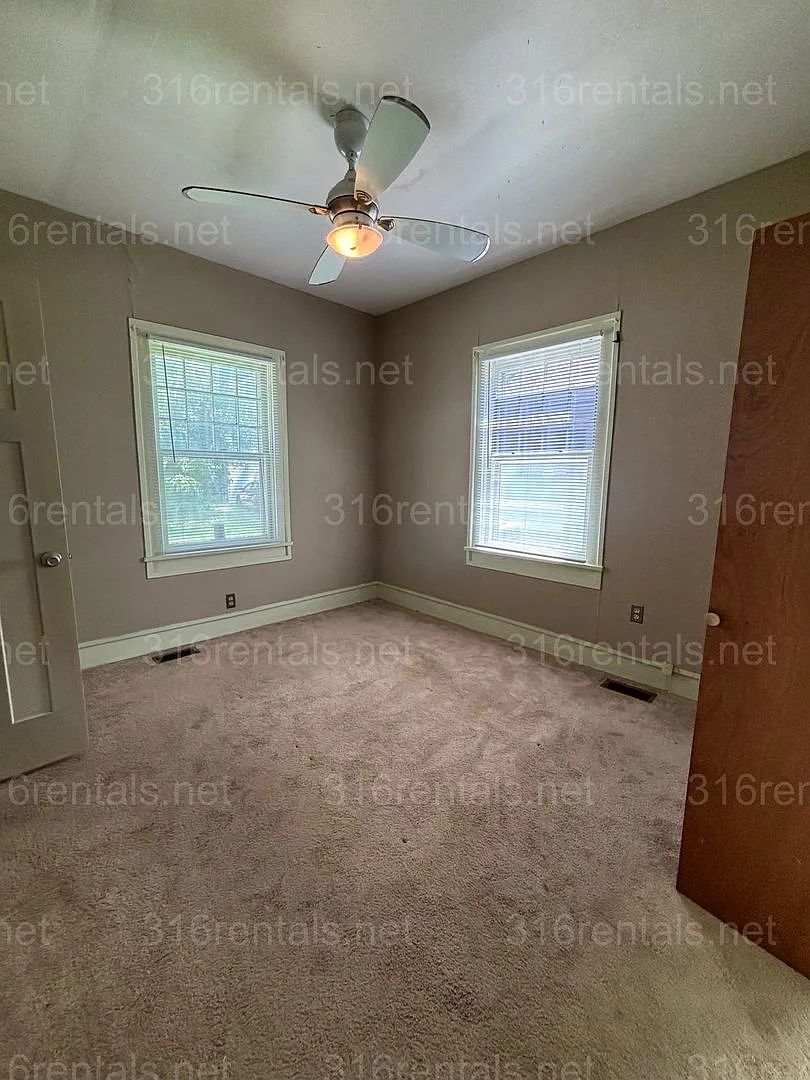 One bed one bath house available NOW! — Photo 4