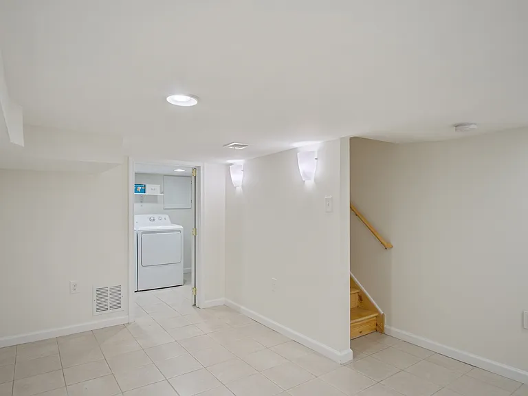 2355 E Harold St — Photo 6
