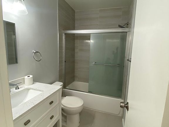 4th image of 1611 N Hobart Blvd #204