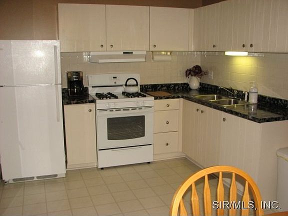 Kitchen  all appliances stay