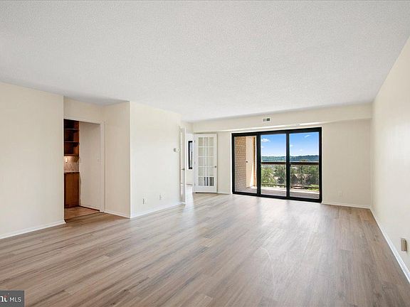 5th image of 205 Yoakum Pkwy Unit 817