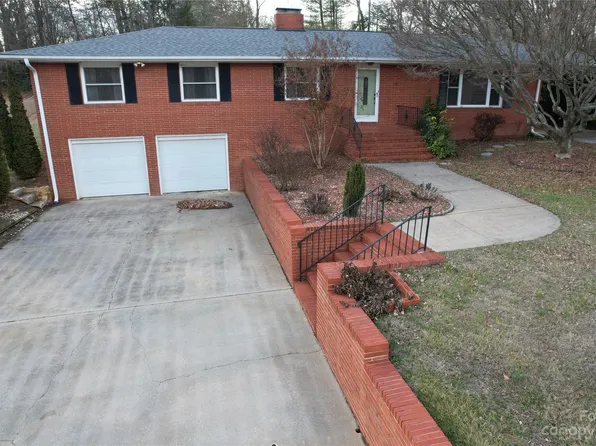 141 Camellia Garden St, Morganton, NC 28655