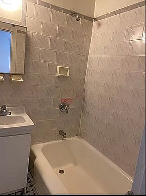 4th image of 220 E 52nd St APT 2a
