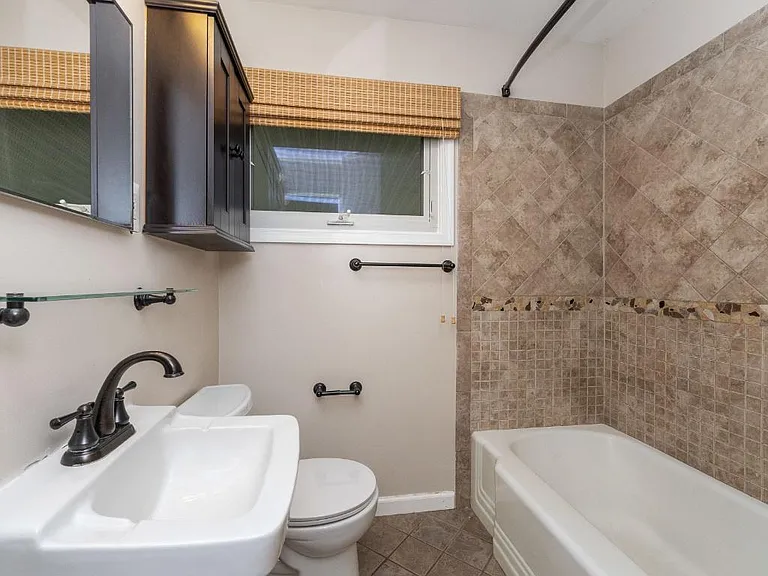 6814 Duke Dr — Photo 8