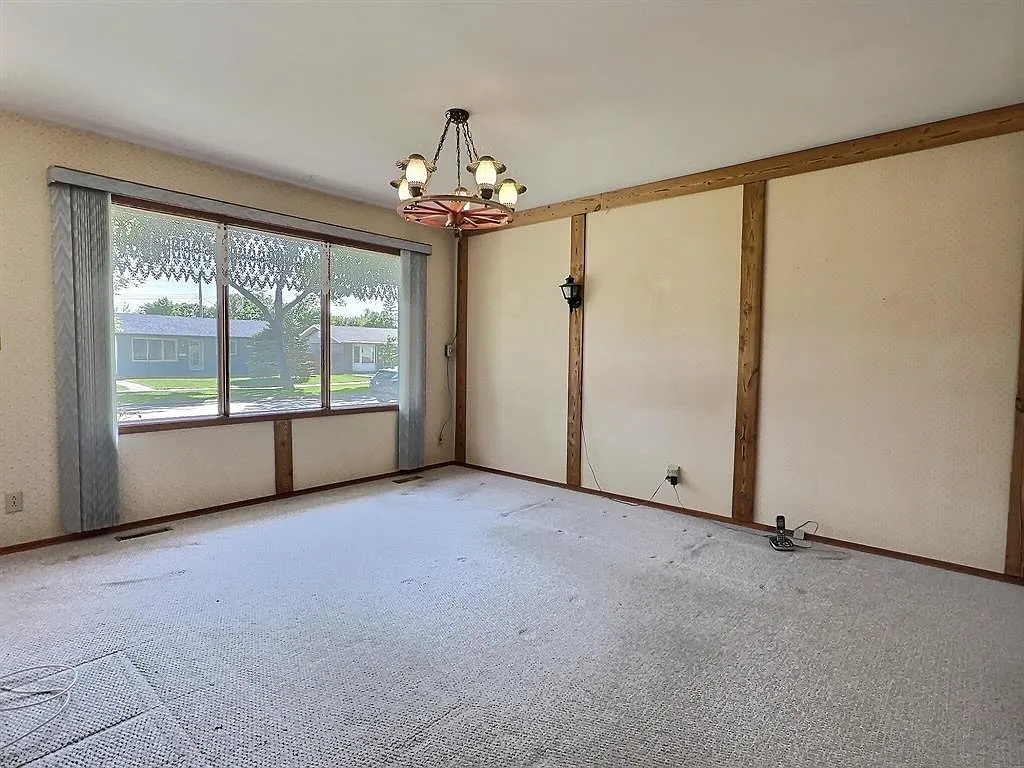 827 Barry Avenue — Photo 2