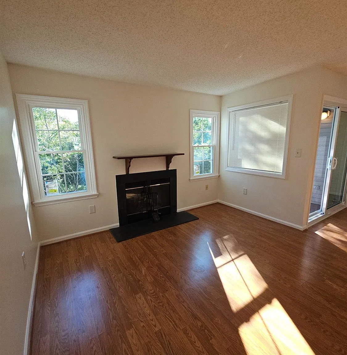 2 bed, 1.0 bath, 908 sqft, $2,100 — Photo 4