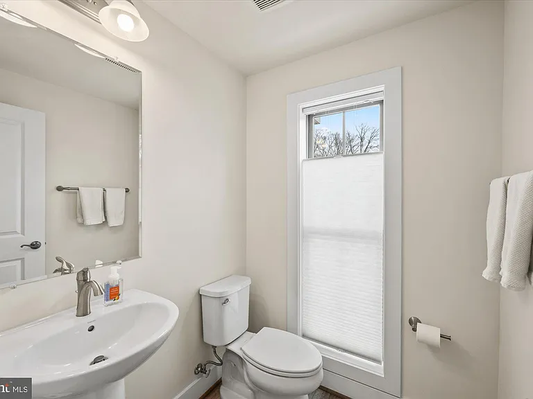 2236 Glebe Rd — Photo 9