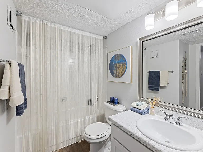 The Admiral Apartments — Photo 23