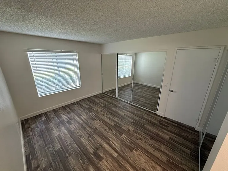 BONITA COURT APARTMENTS — Photo 9