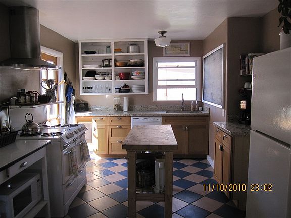 4th image of 212 D Ave