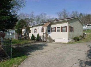115 Country Ln, Ona, WV 25545