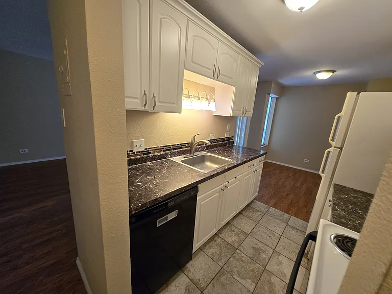 S Linden Ct — Photo 13