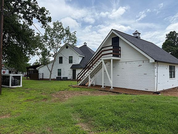 5th image of 305 Oak Wood Rd