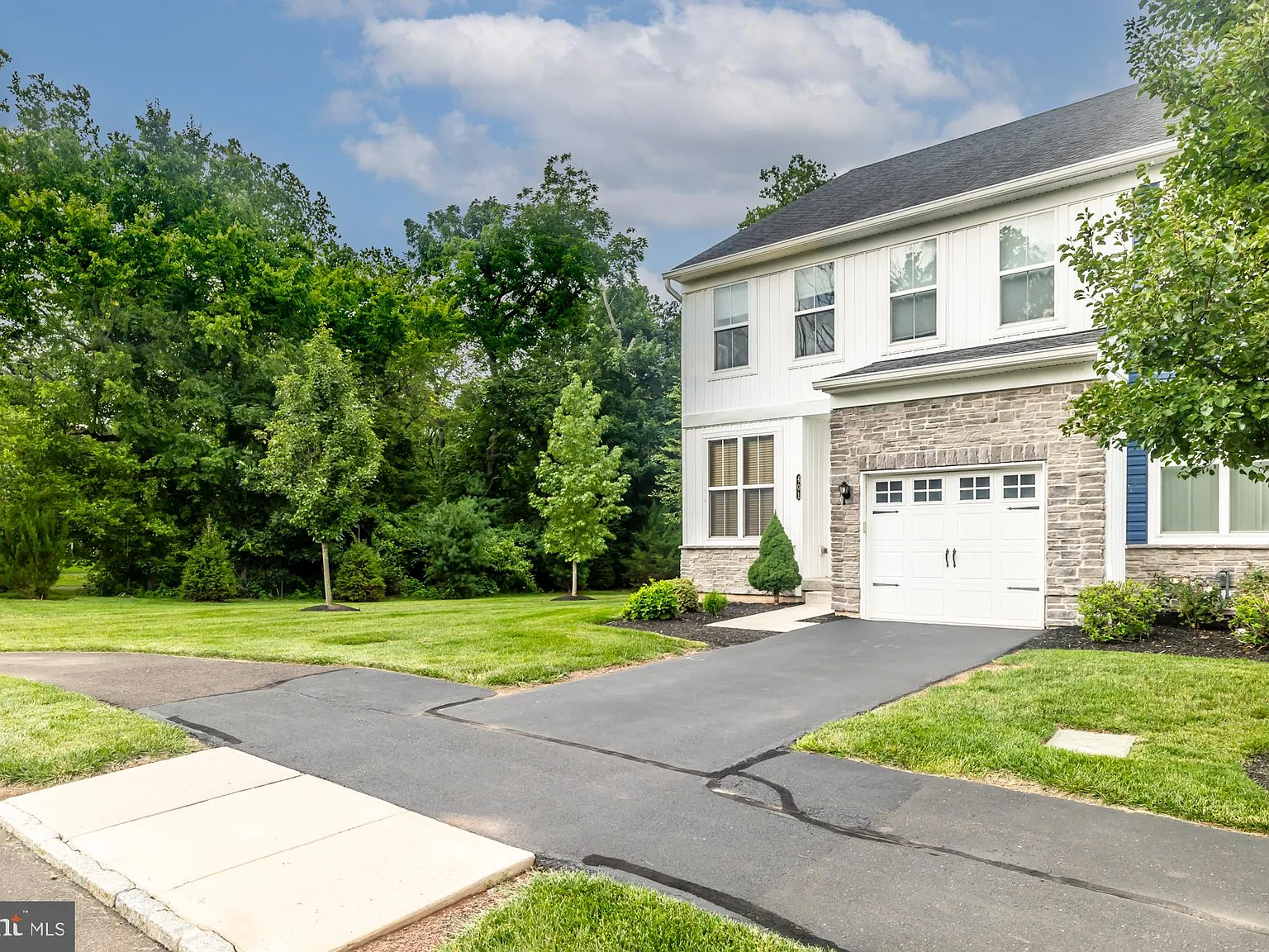 3 bed, 2.5 bath, 2212 sqft, $3,300 — Photo 3