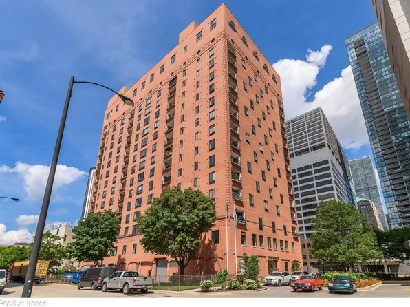 345 N Canal St APT 607, Chicago, IL 60606