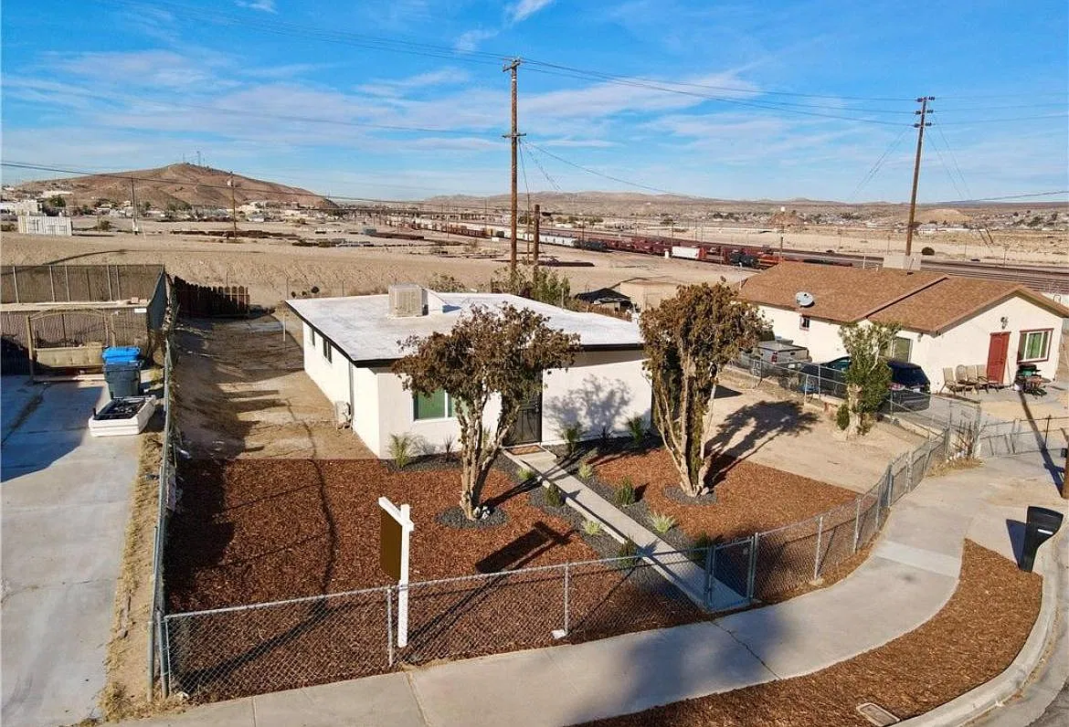 330 N Muriel Dr — Photo 3