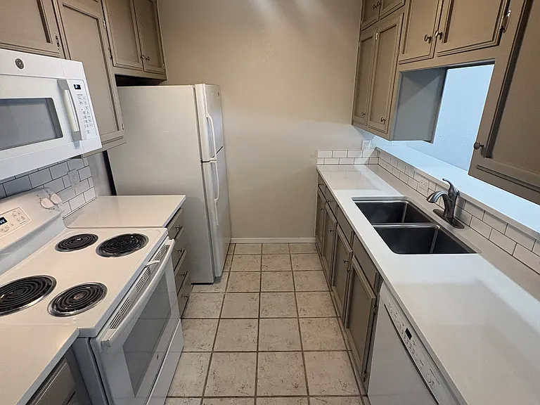 906 N Austin St — Photo 7