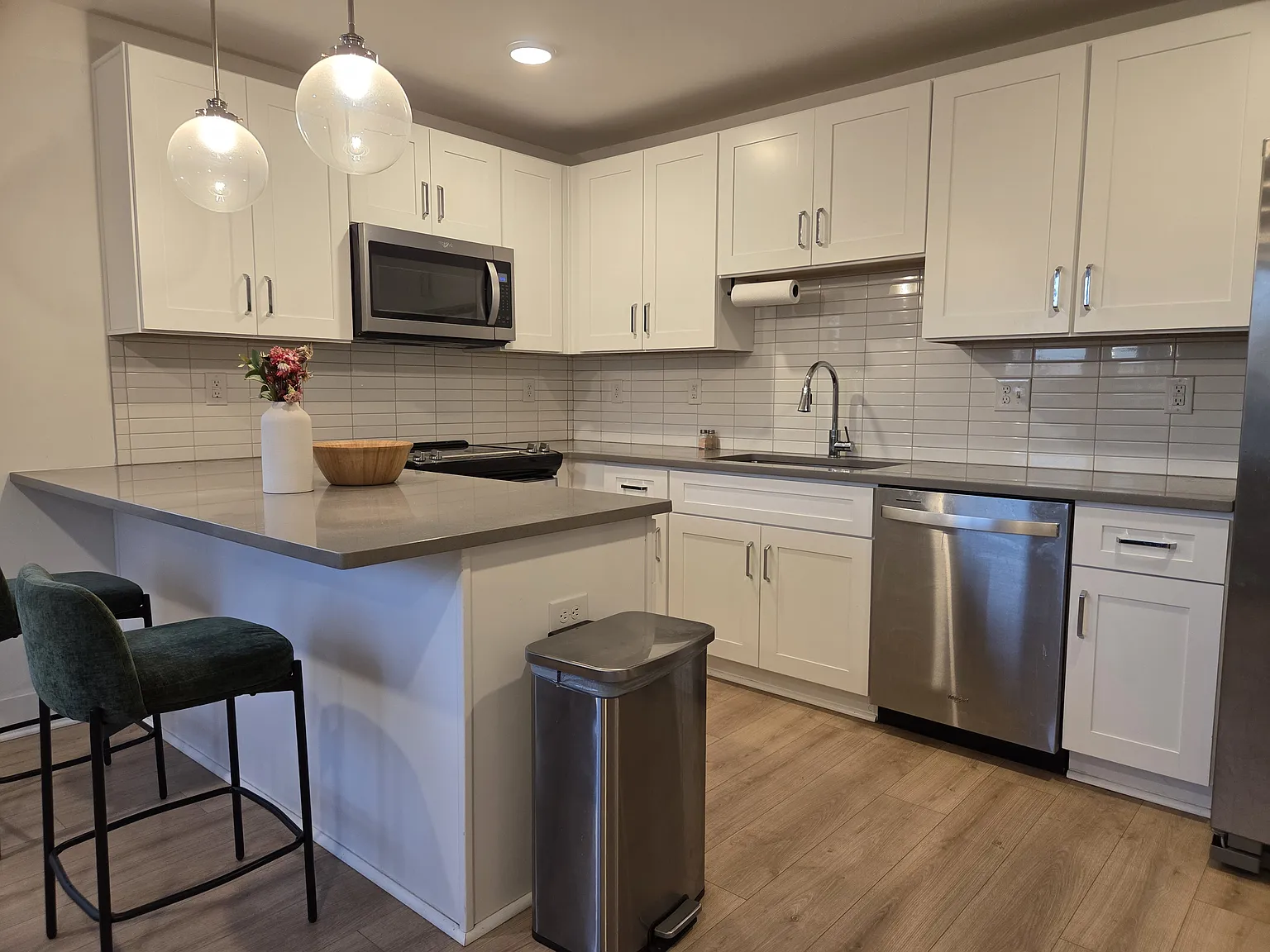 1 bed, 1.5 bath, 996 sqft, $1,600 — Photo 4