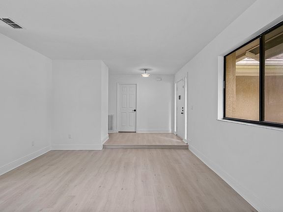 5th image of 211 S Deerwood Ave