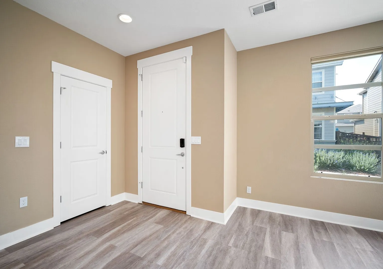 Modern 3BR Lakewood Townhome with 2-Car Garage — Photo 3
