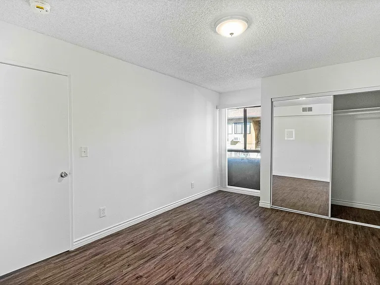 1725 Grismer Ave — Photo 13