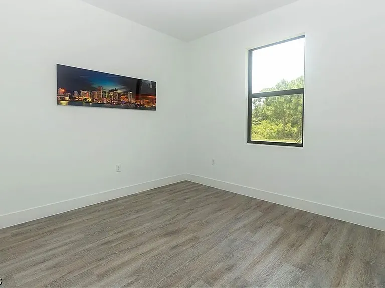 1125 Deauville St E — Photo 33