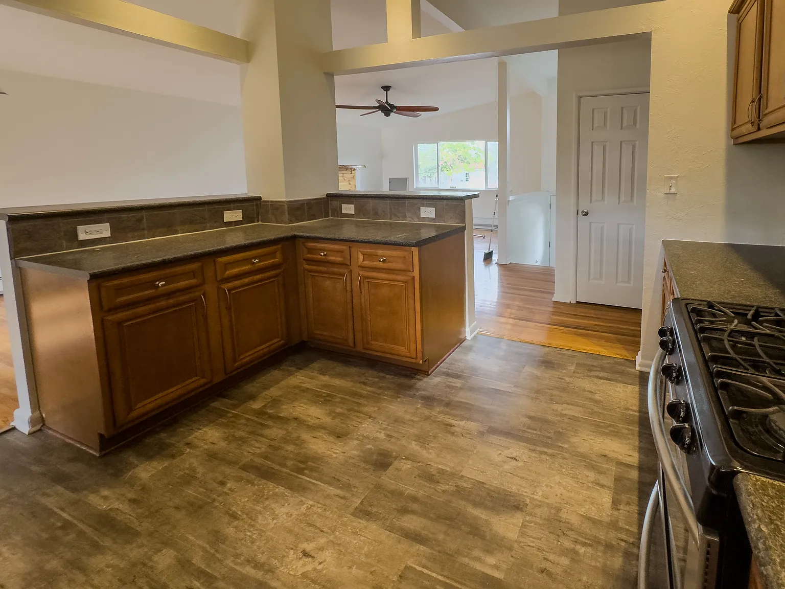 3 bed, 1240 sqft, $2,400 — Photo 4