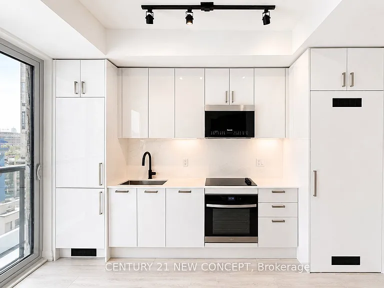 280 Dundas St W #705 — Photo 11