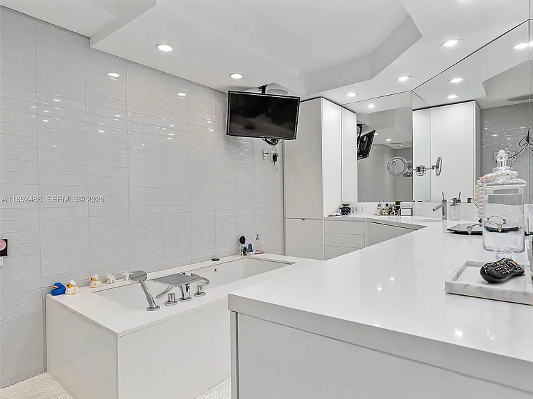 4000 Island Blvd #606 — Photo 13
